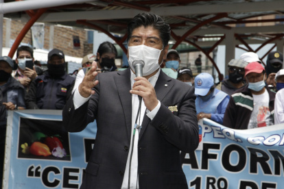 En radio. Hace tres semanas el alcalde inició el programa "Chulla alcalde"