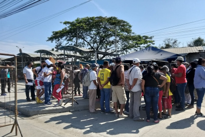 Familiares de los presos en las afueras de la Penitenciaría a la espera de información sobre sus familiares.