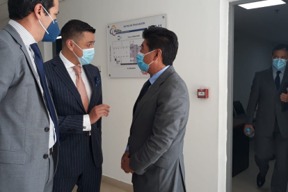 Diligencia. Jorge Yunda dialoga con sus abogados antes del inicio del juicio en el Complejo Judicial norte.