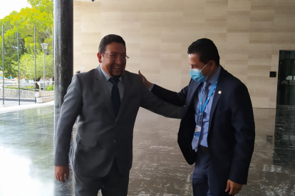 Los asambleístas Virgilio Saquicela y Darwin Pereira, que tienen posturas distintas, saludan en el ingreso a la Asamblea Nacional.
