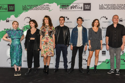 Aron Hernández (como Jorge González), Andrew Bargsted (Claudio Narea) y Diego Madrigal (Miguel Tapia) son protagonistas de la ficción. En la foto, el elenco junto a Salvador del Solar (a la derecha).