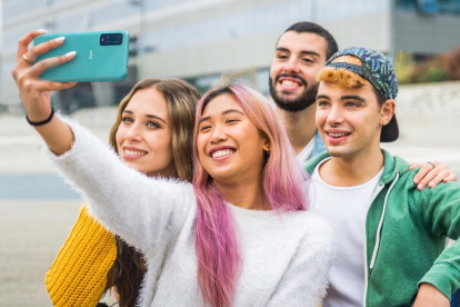 Las relaciones a través de las redes sociales han generado la creación de nueva terminología.