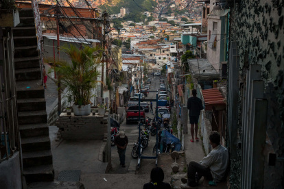 Pobreza de ingresos en Venezuela llega a 94,5 %, según encuesta universitaria.