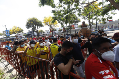 Hinchas amarillos llegaron a las boleterías del estadio Modelo Alberto Spencer para adquirir su boleto.