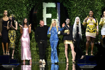 Kim Jones y Donatella Versace despidiéndose al final de la pasarela.