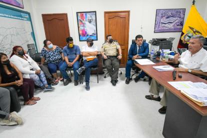 La reunión se llevó a cabo ayer, luego de la protesta realizada en las calles Coronel y Manabí.