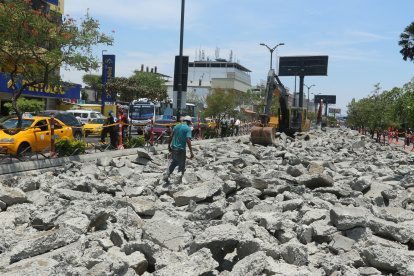 . Trabajos. Desde el pasado lunes, se iniciaron los trabajos de rotura de la calzada del tramo norte-sur de la Rodolfo Baquerizo, una vía altamente comercial y de gran tráfico vehicular.
