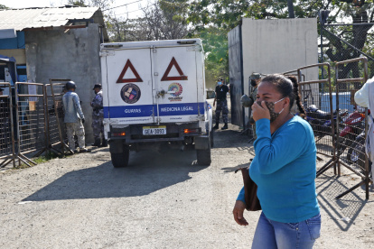 Familiares de los reos en la Penitenciaría de Guayaquil lloran en el exterior del centro, esperando información sobre el estado de sus parientes.