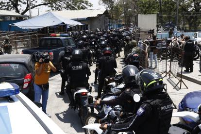 El megaoperativo intenta frenar la situación que por tres días ha mantenido una burbujeante situación en la cárcel.