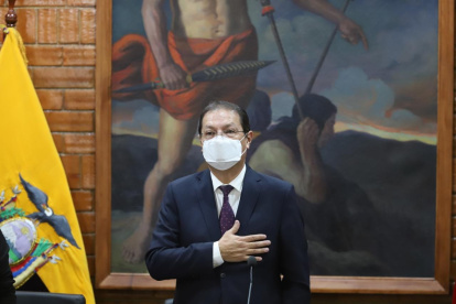 Santiago Guarderas llegó a la sala de sesiones del Concejo Metropolitano para tomar posesión de la Alcaldía de Quito.