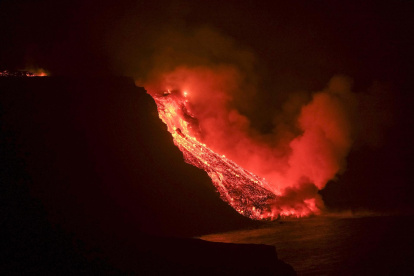 La colada del volcán de La Palma llegó finalmente esta noche de martes al mar por unos acantilados en la costa de Tazacorte.