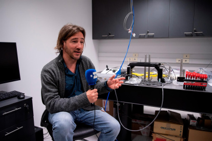 Fotografía del 27 de septiembre de 2021 que muestra al investigador del Institut Pasteur de Montevideo Andrés Kamaid durante una entrevista con Efe, en Montevideo (Uruguay).