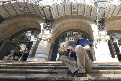 Miguel Ángel Abián muestra uno de los sensores a las puertas del Mercado Central de Valencia.