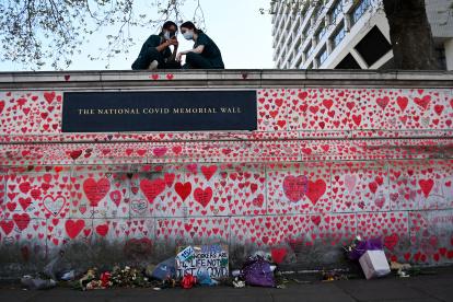 El "National Covid Memorial Wall" es uno de los sitios conmemorativos dedicados a los fallecidos en la pandemia.