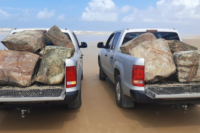 Dos camionetas cargadas de despojos arrojados por el mar sobre las playas del estado de Sergipe,