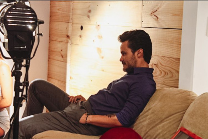 El artista promociona una nueva versión de su canción Día tras dia.