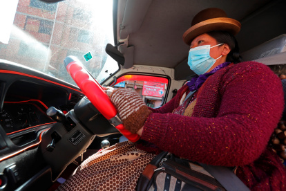 La conductora indígena Mery Yujra, componente de la Central de Mujeres Productivas, conduce un minibús el 29 de septiembre de 2021, en El Alto (Bolivia). EFE/ Martin Alipaz