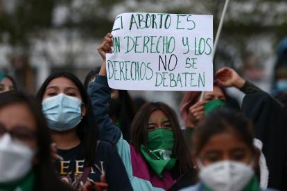 Activistas de colectivos feministas en favor del aboroto, que se identifican con pañuelos verdes y violetas, fueron registrados el pasado 28 de septiembre al recorrer las calles de Quito (Ecuador).