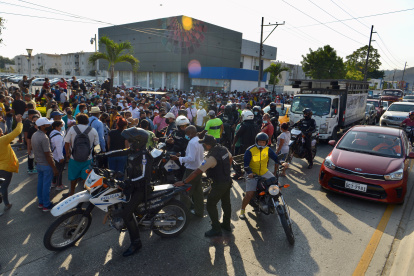 Familiares de ppl cerraron momentáneamente el tránsito en los exteriores de la Policía Judicial