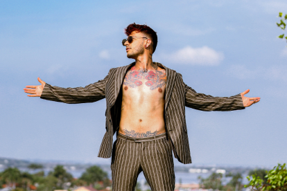 Helian tiene 23 años.