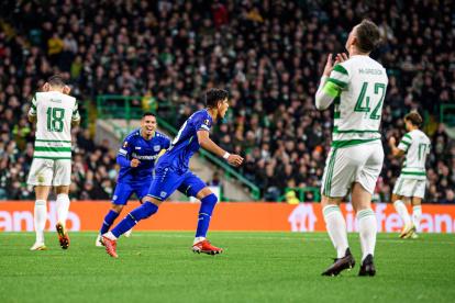 El defensa ecuatoriano Piero Hincapié (centro) celebra el gol ante el Celtic