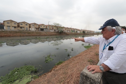 En la imagen, el asambleísta Marcos Molina observando su estado para analizarlo en la Asamblea