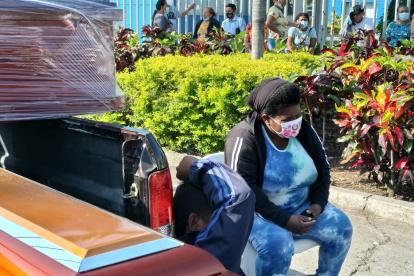 Familiares continúan buscando información de sus seres queridos asesinados.