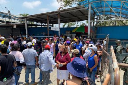 Familiares de reos en los exteriores de la Penitenciaría del Litoral.