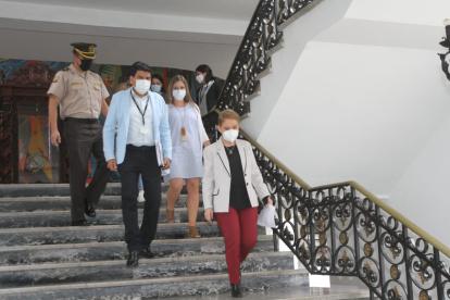 El director del SNAI, Bolívar Garzón; y la ministra de Gobierno, Alejandra Vela, participaron de la rueda de prensa.