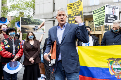 Steven Donziger (c), un abogado que ganó un caso de contaminación contra la petrolera Chevron en Ecuador en 2011, en una fotografía de archivo.