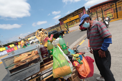 El regreso de los aficionados al estadio Monumental también sirvió para que los vendedores ambulantes se acerquen para tratar de ganar algo de dinero.  El movimiento no estuvo como se lo esperaba.