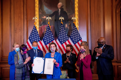 La presidenta de la Cámara Baja de EE.UU., la demócrata Nancy Pelosi, muestra el proyecto de ley de financiación provisional para evitar el cierre del gobierno durante una ceremonia en el Capitolio en Washington (EE.UU.) . EFE/ Shawn Thew