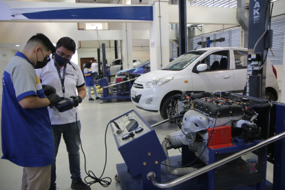 La Universidad Politécnica Salesiana (UPS) recibe a grupos de alumnos en sus talleres, para que pongan en práctica la teoría impartida.