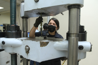 EN LA ESPOL HAY CARRERAS QUE POCOS BACHILLERES CONOCEN COMO INGENIERÍA EN MATERIALES. LA ESTUDIANTE NATALIA LÓPEZ PRACTICA EN UN LABORATORIO.