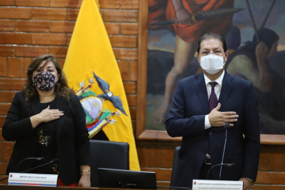 Solemnidad. La vicealcaldesa, Brith Vaca, y el alcalde de Quito, Santiago Guarderas, cantaron el Himno Nacional en el acto de posesión en el Municipio el pasado 30 de septiembre.