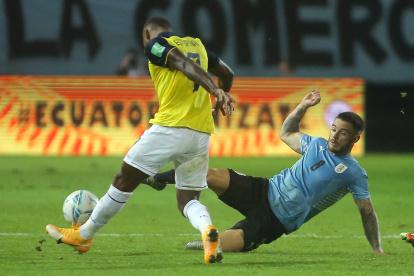 Archivos: Nahitan Nández de Uruguay disputa el balón con Pervis Estupiñán de Ecuador.