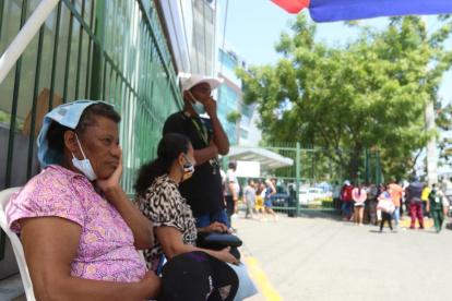 Familiares de un reo que fue señalado como quemado, afuera del Hospital Guayaquil.