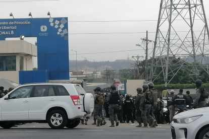Policía llega a la cárcel Penitenciaría del Litoral.
