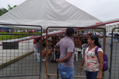 Familiares en las afueras de Criminalística a la espera de respuesta.