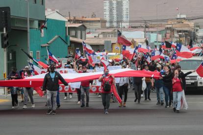 Manifestantes en contra de la migración participan en una marcha hoy, en Iquique (Chile).