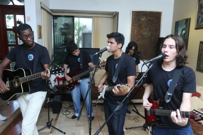 Parte del grupo Aspy Band en el ensayo en la sala de una casa.