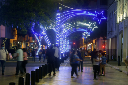 Decenas de familias recorren la Plaza de la Administración, que se encendió el pasado viernes.