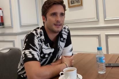 Mientras está por estrenarse la nueva temporada de la serie de El Sol de México, Diego Boneta trabaja en su próximo proyecto, Brujo.