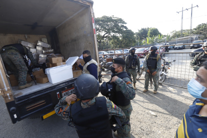 A la penitenciaría llegó un camión que transportó cajas que en su interior tenía comida para internos de este centro de reclusión.