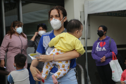 Calvario. Los padres de familia vuelven a vivir la angustia de buscar vacunas para sus hijos en los dispensarios del MSP.