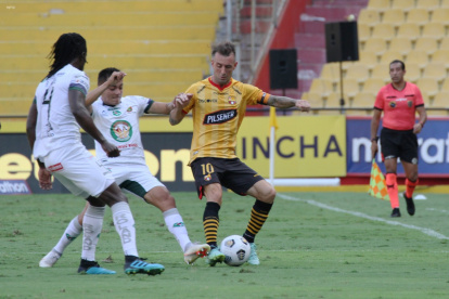 Los canarios van venciendo al Mushuc Runa con goles de Damián Díaz y Carlos Garcés.