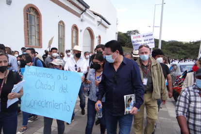 Visita. Manifestaciones a favor y en contra se registraron durante la visita de los asambleístas a Urcuquí.