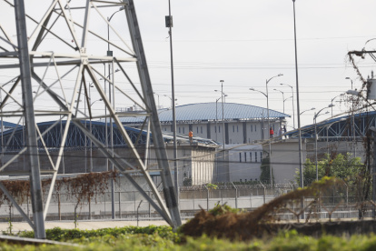 Control. Los internos vigilaron la mañana del domingo desde lo alto de los pabellones el movimiento que se deba en la cárcel.