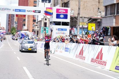 Miryam Núñez (segunda desde la derecha), junto a todas las ganadoras
