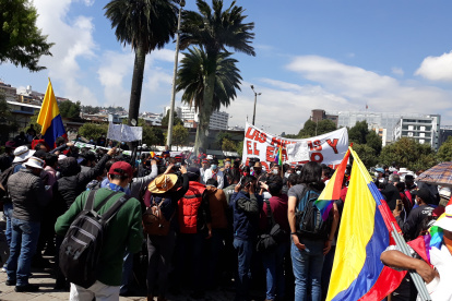 Anuncio. La dirigencia indígena reunida antes de salir al palacio de Goberno.